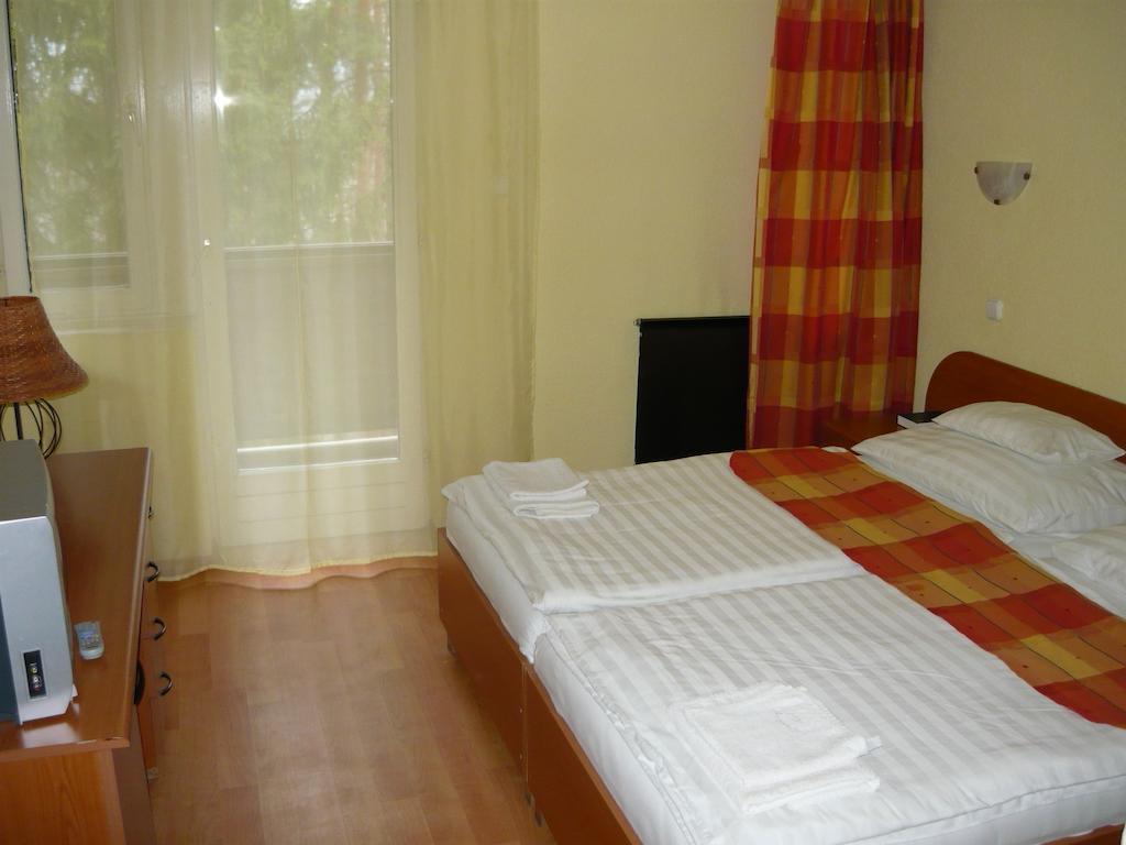 Ezuestfenyo Hotel Telkibanya Room photo