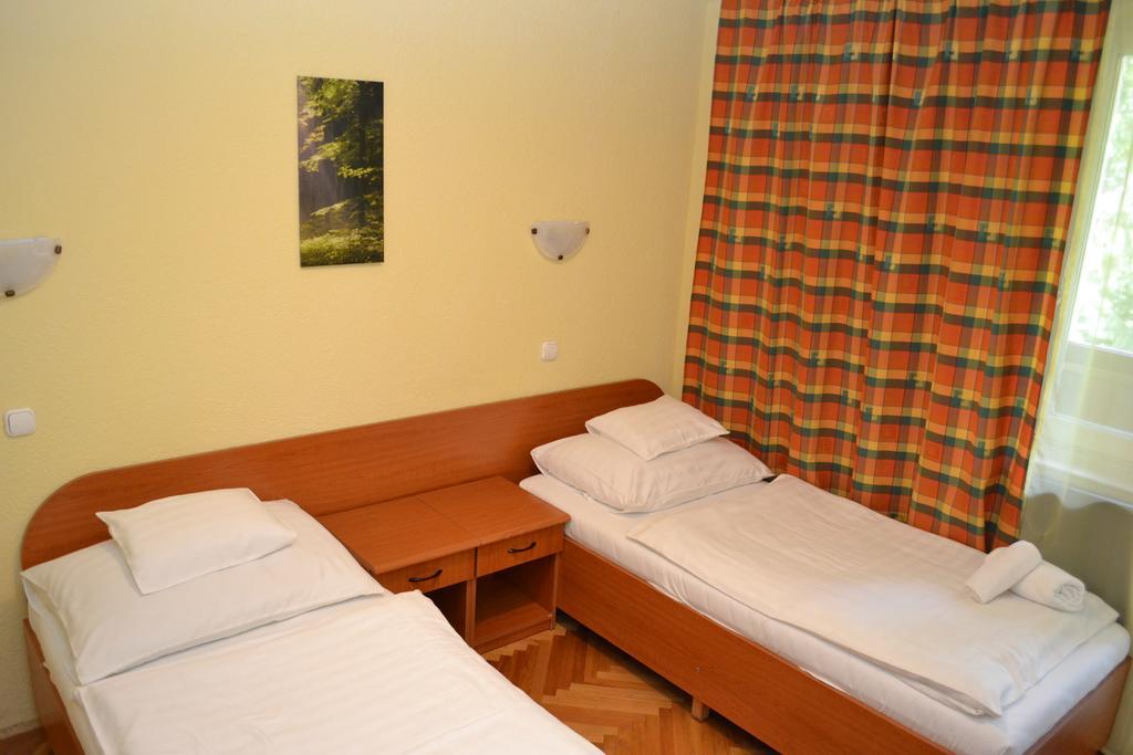 Ezuestfenyo Hotel Telkibanya Exterior photo