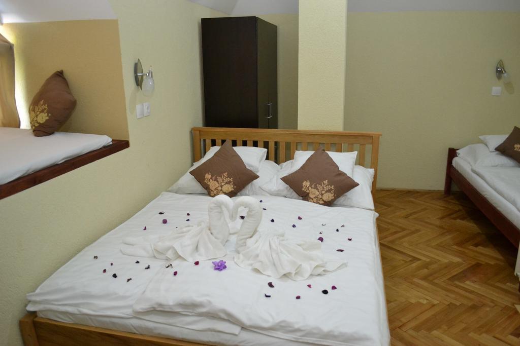 Ezuestfenyo Hotel Telkibanya Exterior photo